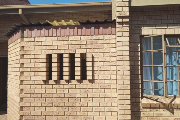 This incredibly spacious unit is well located in Polokwane Central.   Close to prominent schools, hospitals and central business area.  ...