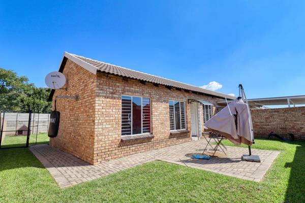 This lovely simplex with private garden.
Offers:
Open plan lounge and kitchen,
2 Bedrooms and 1 bathroom,
In a secure complex.

Phone ...