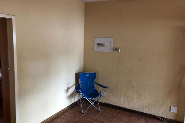 Situated in Goud street, this 2 bedroom student apartment is only 800m from the NWU, and 1.5km from the West acres shopping ...