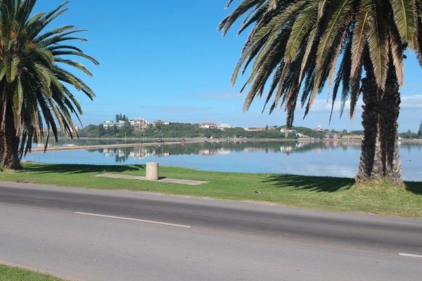 One of the best streets in the sought-after holiday suburb of Aston Bay. This is an opportunity not to be missed! 

This sloping stand ...