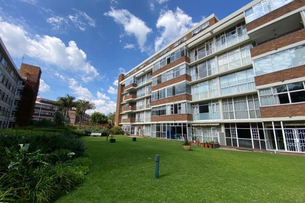 This light filled 2 bedroom apartment is on the 4th floor of the popular Country Lane apartment block in Parkwood Johannesburg. It ...