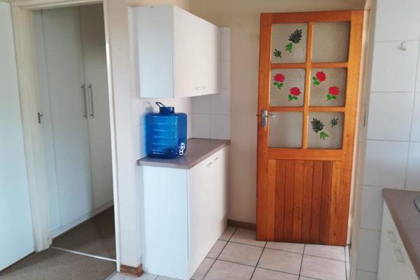 1 Bedroom flat in a safe and peaceful retirement village in Parys on the banks of the river.
1 Full bathroom
Large kitchen with ...