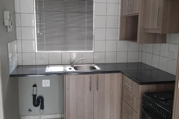 Bachelor unit available, the unit has a Kitchen with build-in cupboards, zinc and a ...