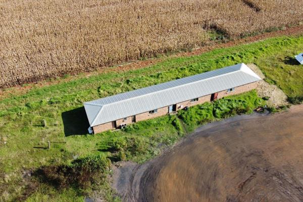 This truck stop farm is well-located and situated a mere 6 kilometres from Carolina on the R36 road 41 kilometres from Hendrina. The ...