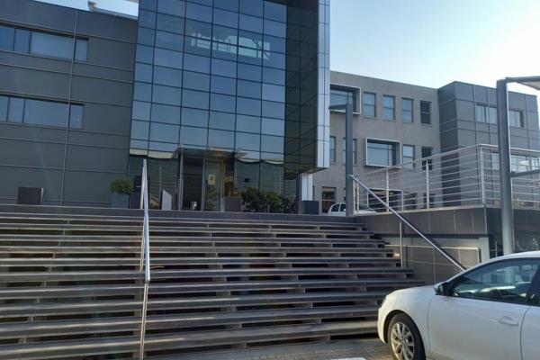 High-end user office measuring approximately 704sqm.
Located in Centurion-Die Hoewes ...