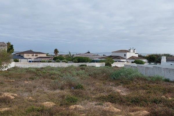 Large plot in the Heart of Langebaan 

Sole Mandate - 

This very large plot in a quiet cul de sac, with possible lagoon views, is ...