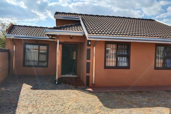 This stunning home is situated in the heart of Beverly hills in the Vaal area.
It offer 3 bedrooms with tiled floors and buildin ...