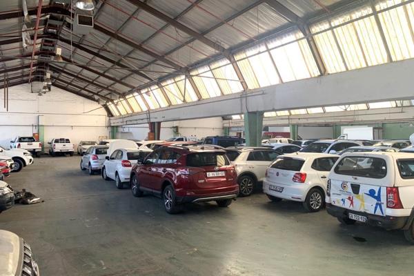 The warehouse offers 2000sqm of floor space. 

Showroom: 200sqm. 

Office: 500sqm.

The asking rental is R30/sqm negotiable. ...