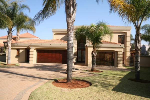 Beautiful and spacious 3 bedroom 3 en-suite bathroom home in Woodhill Golf Estate.
Big kitchen with scullery and all round wooden ...