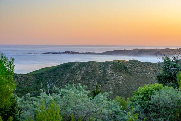 The Ultimate Beach Property - 21.2 ha of abundant fynbos, wild life and 304 meter of beach front. 
This property is on the sand dunes ...