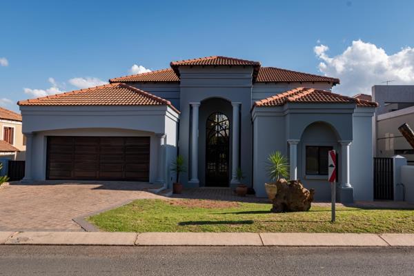 Real Steal in Blue Valley Golf Estate

Solar panels and Invertor system,  Upgrades to all bathrooms, garage mirrored doors, fitted ...