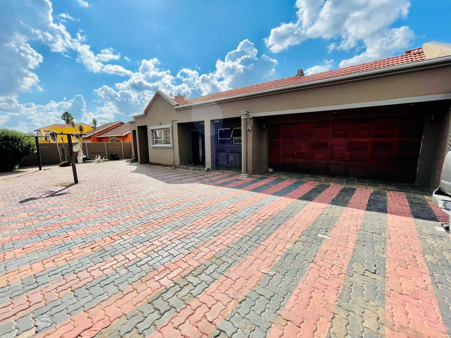 3 Bedroom House for sale in Roodekop 5151 Nerine Road P24111287912