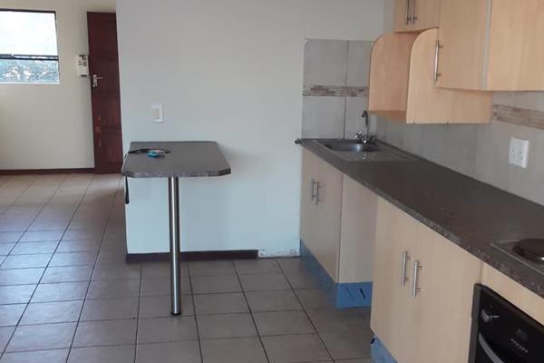 This apartment offers :
1 bedroom
1 bathroom
Open plan lounge and kitchen
1 garage

It is situated in a secure complex in ...