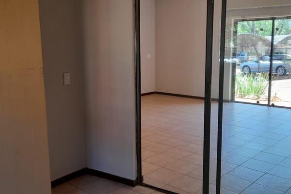 This apartment offers :
2 bedrooms
1 bathroom
Open plan lounge and kitchen
Open parking

It is situated in Dorandia, Pretoria ...