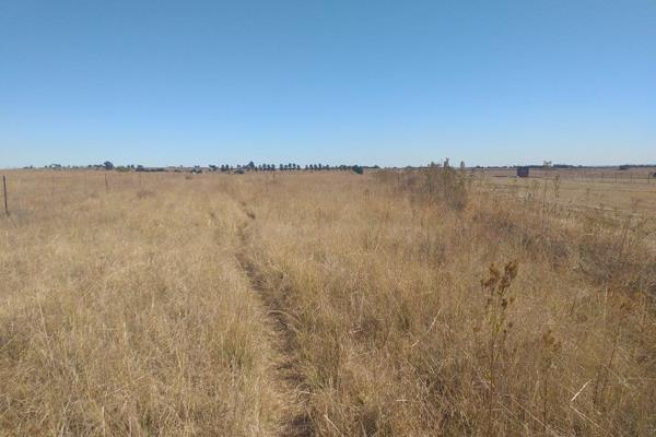 Gorgeous 8,5653 hectares of plowable vacant land with a borehole(60 meters deep with casing)Not strong water.
The property is fenced ...