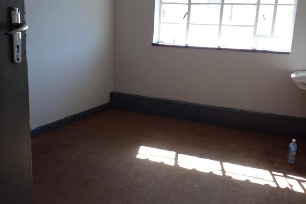Newly renovated single room with own basin in secure complex on the 1st floor.  Newly ...