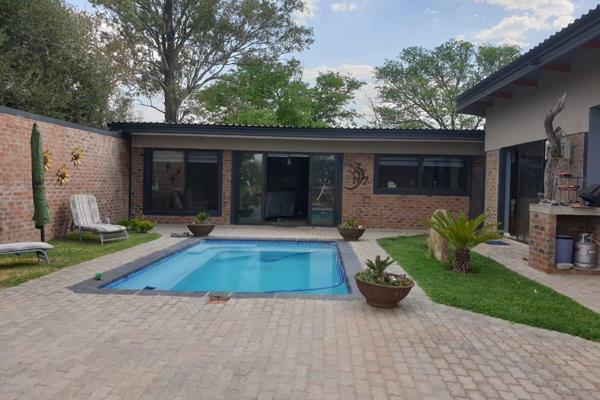 A bushveld  haven for privacy seekers!   Are you looking for scenic beauty, quiet peacefulness, safety and a home bordering a private ...