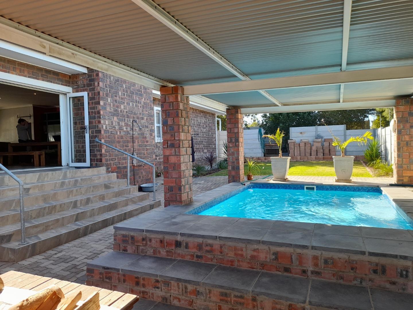 4 Bedroom House for sale in Moorreesburg P24111340257