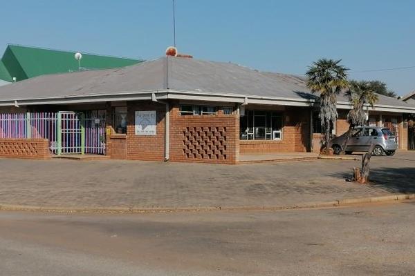 HOUSE
5 Bedrooms with built in cupboards.
Kitchen with tile floors.
2 bathrooms (Bath, Shower, Basin, Toilet + Bath, Shower, Basin ...