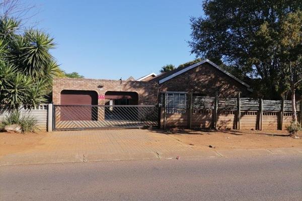 Situated in a good area in the Northern Pretoria, this property is close to all amenities. It offers:
3 spacious and carpeted  ...