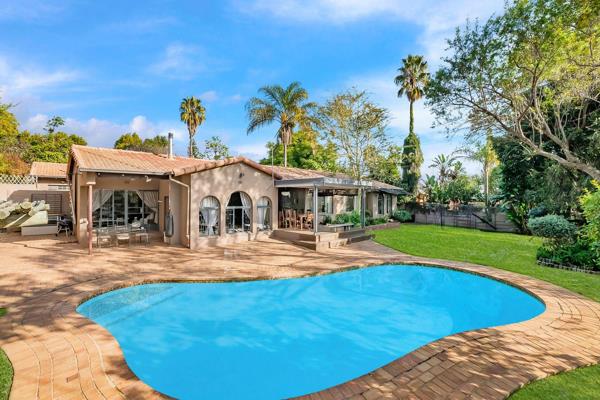 This beautiful and warm family home captures you as you walk into the entrance . 
Stunning open plan dining room and sunken lounge ...