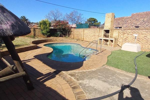 MAIN HOUSE
Open plan living with your lounge which flows into your dining  and sliding doors leading to your front patio
Modern open ...