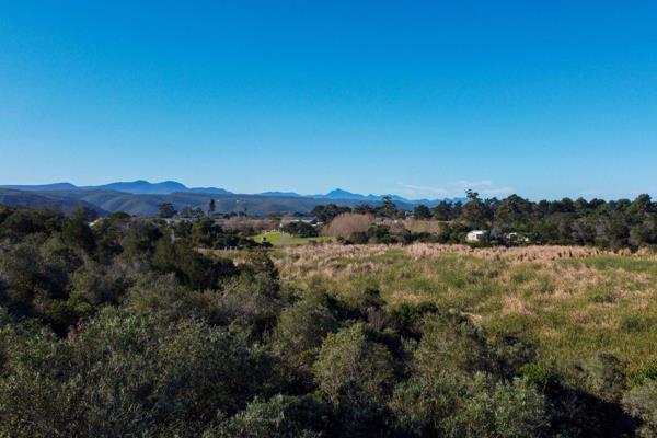 This gem of a property offers wonderful views across the bay from the Robberg Peninsula, all the way towards the Tsitsikama Mountains. ...