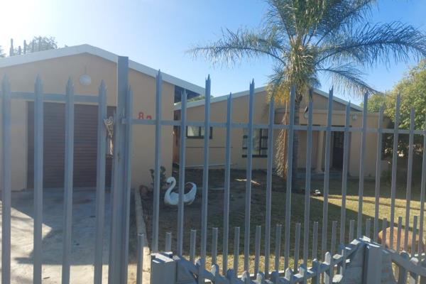 Your ideal 3 bedroom house with a single lock up garage. Prepaid water and prepaid electricity. Fully fenced for your families ...