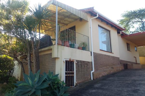 This 2-bedroomed unit is in a very safe complex with excellent security only a kilometre from the Blue Flag beach.  Both bedrooms have ...