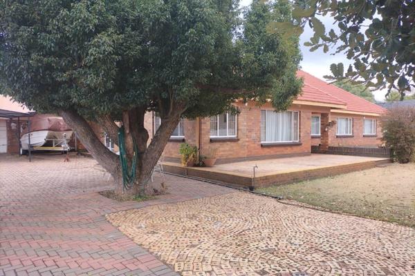 Spacious Home for Sale
4 Bedroom, 3 Bathroom house for sale in Stilfontein EXT 4.
This property consist of the following:
*4 ...