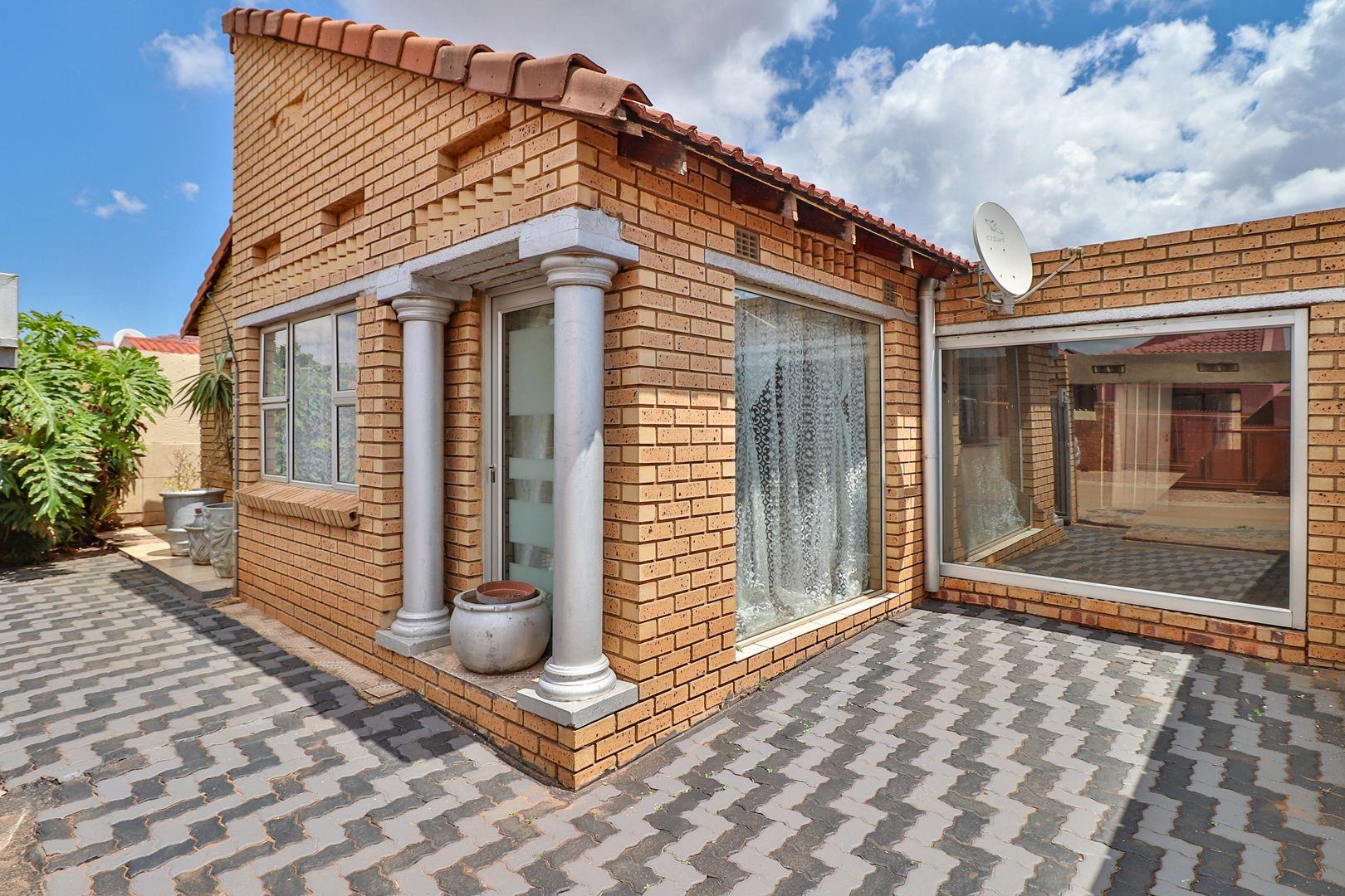 3 Bedroom House for sale in Tokoza 211 Yende P24109150311