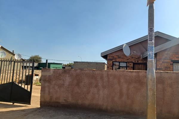 3-Bedrooms, fully fitted kitchen, dining room and a full bathroom. The property is fully walled.

Located close to Orange farm closer ...