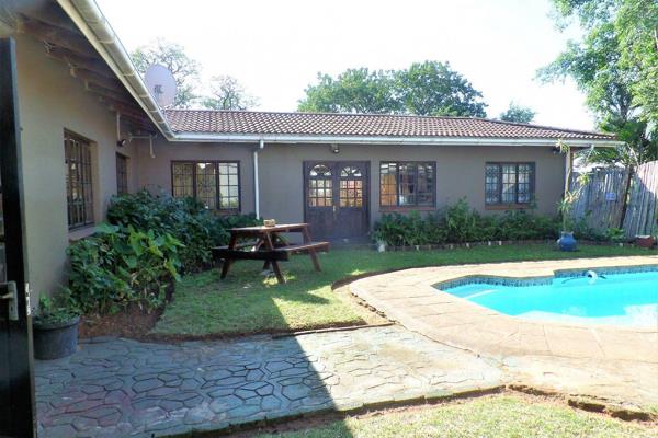 Well positioned property in central Amanzimtoti. Currently being run as a guest house and commercially zoned. Boasting a reception ...