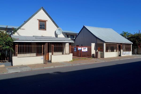 This commercial property for sale on a busy street in Knysna Central offers 2 separate ...