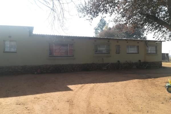 Big bargain property for sale in Potchefstroom. 

This property consists of 2 houses with an unfinished 3rd house and an apartment. ...