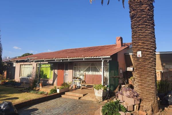 This house in upper Rensburg. 

4 Bedrooms, 2 Bathrooms, with a little TLC you can change this house into a spacious house
.