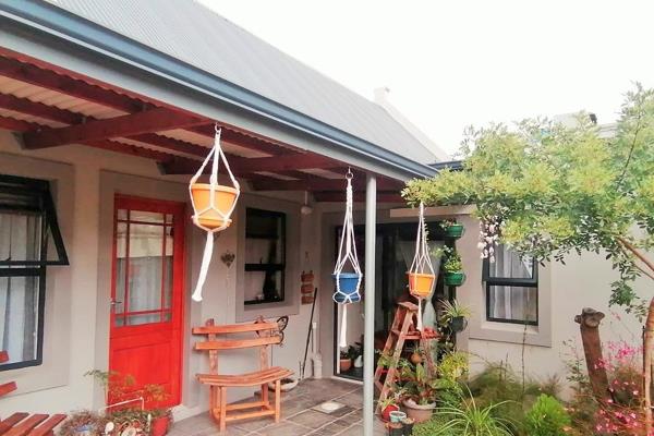 This perfectly located three bedroom house is situated in Oude Meule Security complex, Roux Park. Close to all amenities, you have the ...