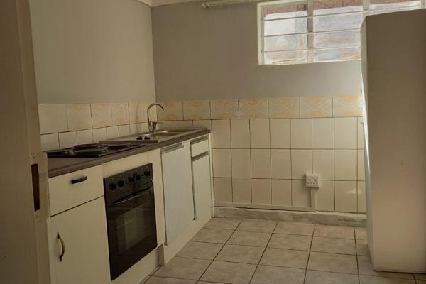 1 Bedroom cottage Bosmont  Johannesburg.This cosy cottage is available from 1 January 2025 open parking available.near the ...