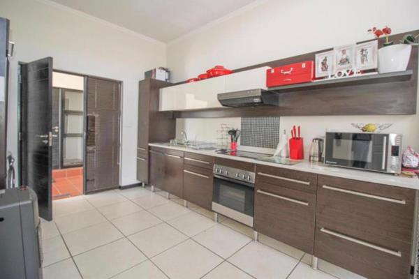 Modern and spacious upstairs 1 bedroom unit with fridge, washing machine and dryer available


•	1 bed unit with full ...