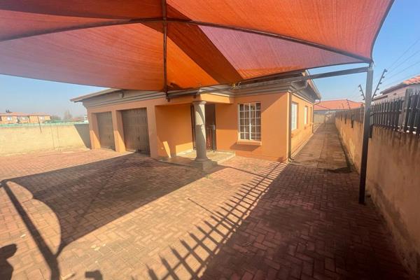 Good for investment!!

This 8 bedrooms house was used as guest house.

6 bedrooms with en-suite.

Any interested investor can buy ...