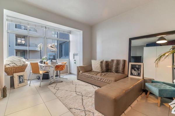 Modern, renovated studio pad bang in the middle of the Mouille Point promenade. Contemporary kitchen, bathroom and storage. 

Tiled ...