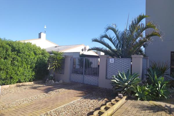 This amazing, furnished bachelor flat is perfect for the single professional and situated in Myburgh Park.

Everything that you need is ...