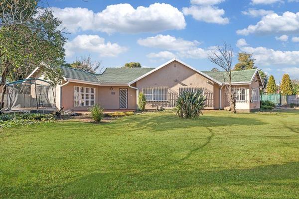 Charming Family Retreat in the Heart of Farrarmere, Near Homestead Dam

Welcome to the highly sought-after suburb of Farrarmere, where ...