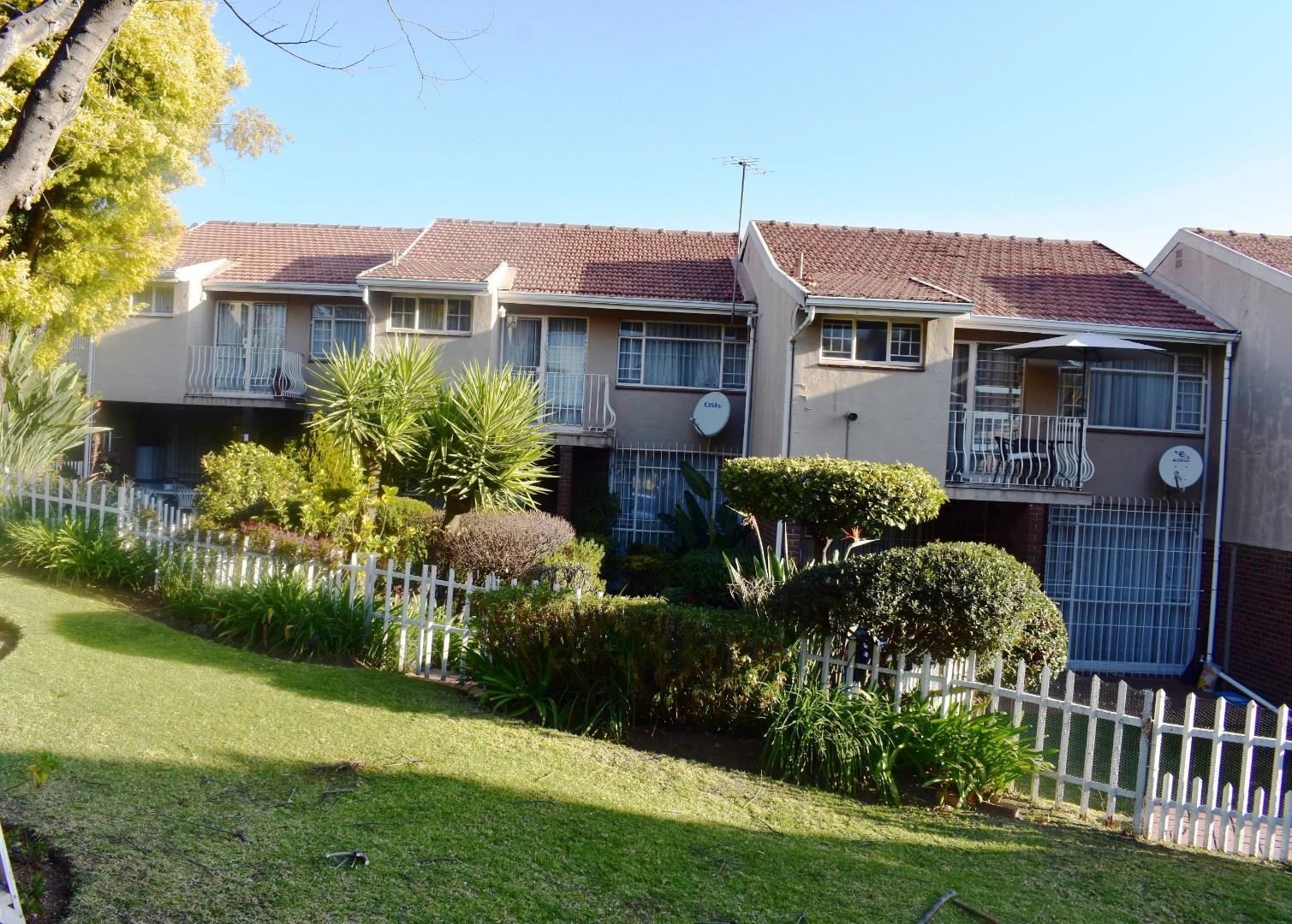 3 Bedroom Townhouse for sale in Bramley Park P24111490294