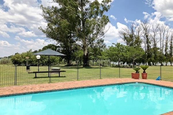 Perfect large spacious entertainers home on the Vaal River.  

Don&#39;t miss out on this incredible home, offering all bedrooms ...