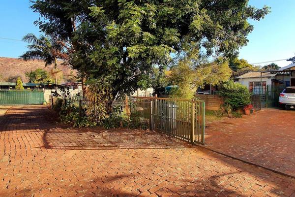 3 Bedroom House with 2 bedroom flat for sale in Pretoria North.

This property includes:
3 Bedrooms
2 Bathrooms (main en-suite)
2 ...