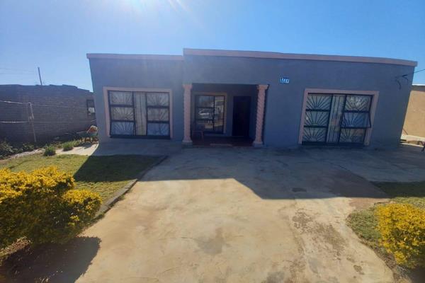 Property for Sale at  Letlhabile Block I, Brits

R350.000.00

Size: 220 square meters 
Kitchen 
2 bedroom 
Sitting room
Bathroom x ...