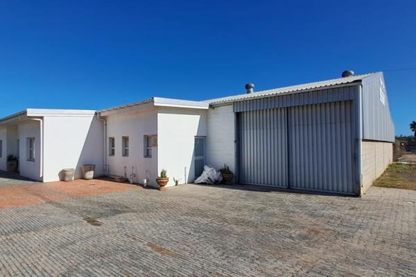 This warehouse situated in Wellington is within close proximity to major roadways such as the R44 and R301.
In addition to the ...