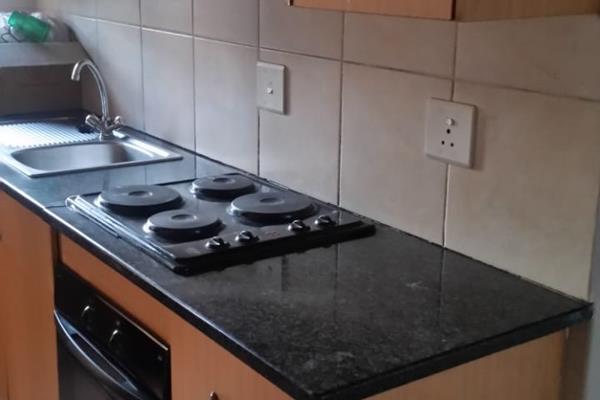 Spacious bachelor apartment to rent, close to taxi rank, mall, Tshwane University of ...