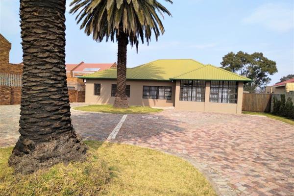 Ideally situated within walking distance of Life Springs Parklands Hospital. 
Secure freestanding fully tiled and wheelchair friendly ...